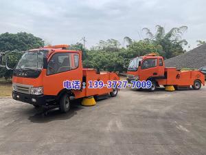 廣西公路管理局程站長與我司共同努力，開發(fā)出了一款GQ-1800E型自行式路面清掃機(jī)	