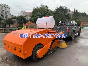 湖南省婁底市雙峰縣公路局養(yǎng)護(hù)中心彭站長與河南都市機(jī)械設(shè)備有限公司工程師喬主任,實(shí)地研究，精心設(shè)計(jì)制作了一款新型的皮卡車式道路清掃車