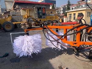 2020年11月11日山西省晉中市昔陽(yáng)縣公路管理段與河南都市機(jī)械設(shè)備有限公司合作，在宋段長(zhǎng)王隊(duì)長(zhǎng)凌師傅的精心安排指導(dǎo)下與喬主任祝師傅的積極努力，成功研制出了加寬雙護(hù)欄板600mm護(hù)欄清洗機(jī)